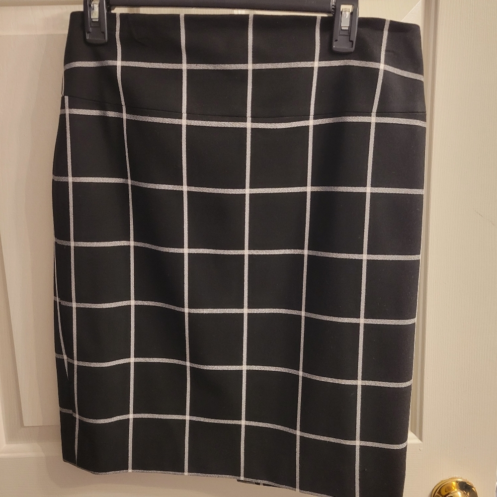 Window pane skirt